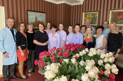 Naistepäev Elite kliinikus. Pildil terve Elite kliiniku personal koos punaste ja valgete roosidega.