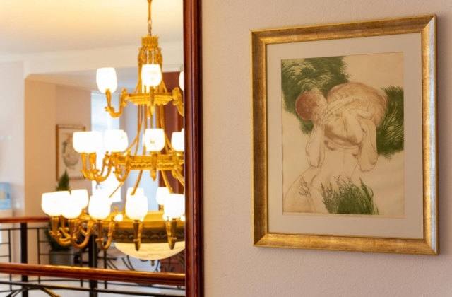 Интерьер второго этажа клиники Elite с картиной на стене.