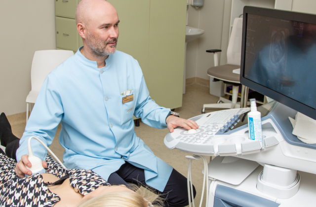 Ultraheliarst Deniss Sõritsa teostamas ultraheliprotseduuri rasedale naisele.