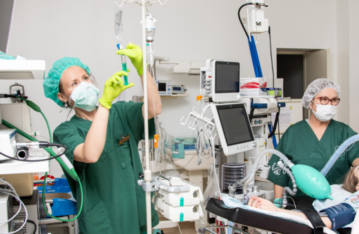 Operatsiooniblokk. Pildil töötavad kaks õde ning patsiend lamab operatsioonilaual.